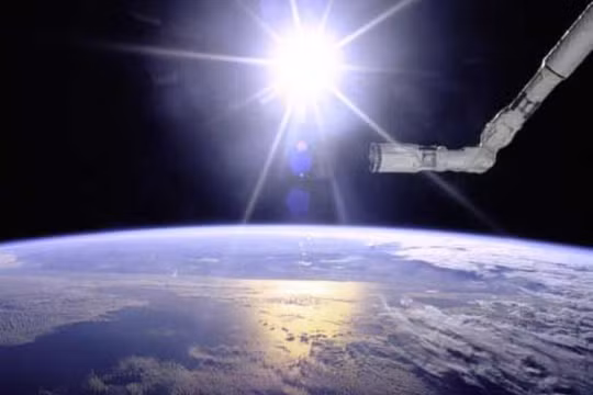 Nhiều người cho rằng những đốm sáng xuất hiện trong video chính là UFO (Ảnh: Vice)