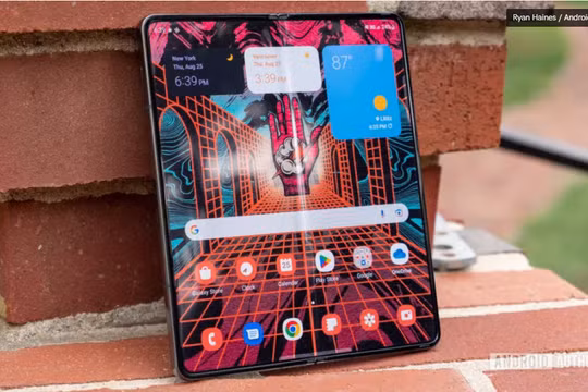 Điện thoại gập liệu có thể thay thế máy tính bảng truyền thống? (Ảnh: Android Authority)