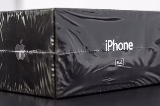 Cô gái mua chiếc iPhone đời đầu rồi cất tủ không dùng, 15 năm sau lãi hơn 100 lần (Ảnh: Tech Spot)