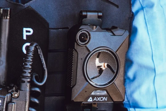 Apple yêu cầu các công nhân ở nhà máy phải đeo camera trên người khi làm việc (Ảnh: Phone Arena)