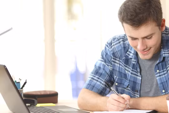 Laptop đang dần trở thành trang thiết bị không thể thiếu đối với các bạn học sinh, sinh viên (Ảnh: The Guardian)