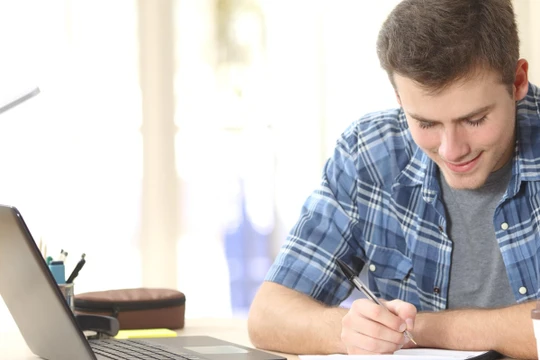 Laptop đang dần trở thành trang thiết bị không thể thiếu đối với các bạn học sinh, sinh viên (Ảnh: The Guardian)