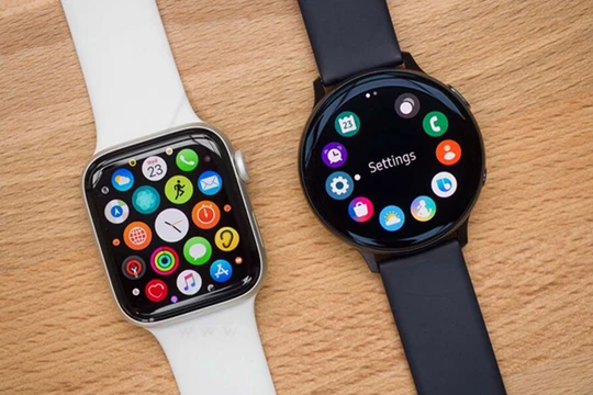 Samsung Galaxy Watch và Apple Watch là "kỳ phùng địch thủ" trên thị trường smartwatch (Ảnh: Cnet)