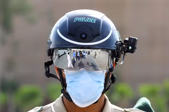 Chiếc mũ bảo hiệm thông minh này được sản xuất bởi một công ty Trung Quốc (Ảnh: Business Insider)