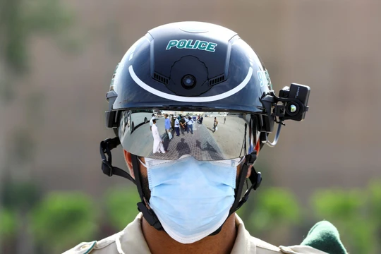 Chiếc mũ bảo hiệm thông minh này được sản xuất bởi một công ty Trung Quốc (Ảnh: Business Insider)