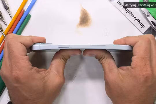 Kiểm tra độ bền iPhone 15: Nhôm có tốt hơn Titanium không? (Ảnh: Android Authority)