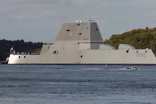 Hải quân Mỹ trang bị vũ khí siêu thanh cho tàu khu trục tàng hình Zumwalt (Ảnh: Asia Times)