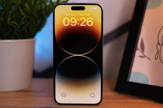 Những rủi ro khi thay màn hình iPhone 14 không chính hãng (Ảnh: Phone Arena)