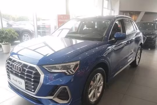 Những chiếc ô tô hiệu Audi bị cô bé 3 tuổi cào xước (Ảnh: ODD)