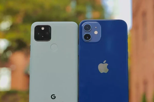 Google Pixel 5 vs iPhone 12 Mini (Ảnh: Cnet)