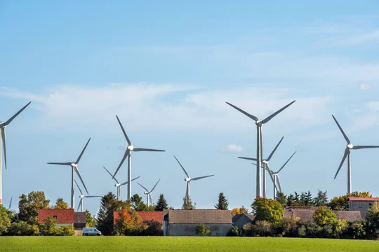 EU sản xuất năng lượng gió và năng lượng mặt trời kỷ lục, tìm cách thay thế khí đốt từ Nga (Ảnh: CNN)