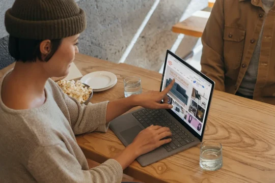 Microsoft lên kế hoạch dựa vào AI để đánh bại Apple (Ảnh: Yahoo)