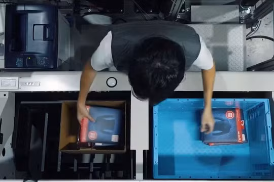 Các công nhân đang làm việc tại nhà máy Uniqlo (Ảnh: Telegraph) 