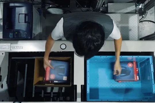 Các công nhân đang làm việc tại nhà máy Uniqlo (Ảnh: Telegraph) 