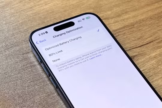 Có nên sử dụng tính năng sạc pin tối ưu hóa trên iPhone? (Ảnh: BGR)