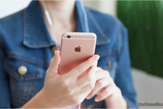 Cách tua, chuyển tiếp nhanh bài nhạc trên Apple EarPods (Ảnh: Slash Gear)