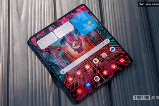 7 nhược điểm mà các mẫu smartphone màn hình gập vẫn chưa thể khắc phục (Ảnh: Android Authority)