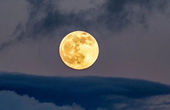 Hiện tượng Mặt Trăng "chao đảo" có thể gây ra lũ lụt kỷ lục trên thế giới (Ảnh: Daily Express)