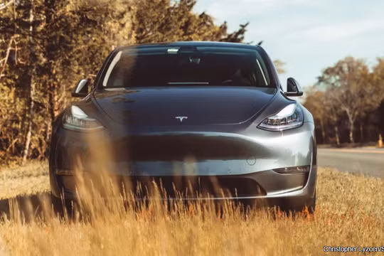 Tesla giảm mạnh giá xe điện, khách hàng tức giận vì xe mất giá quá nhanh (Ảnh: Slash Gear)