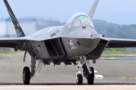 Máy bay chiến đấu tàng hình KF-21 của Hàn Quốc thực hiện chuyến bay đầu tiên (Ảnh: Military Watch Magazine)