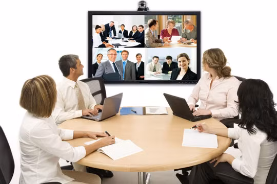 Họp trực tuyến mùa dịch (Ảnh: Google)