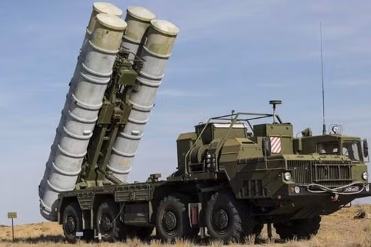 Hệ thống phòng không S-300 của Syria bắn cảnh cáo tiêm kích F-16 của Israel (Ảnh: Military Watch Magazine)