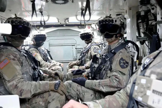 Binh lính Mỹ nôn nao khi sử dụng kính thực tế ảo của Microsoft trong các buổi diễn tập (Ảnh: Gizmodo)