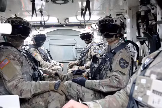 Binh lính Mỹ nôn nao khi sử dụng kính thực tế ảo của Microsoft trong các buổi diễn tập (Ảnh: Gizmodo)