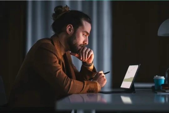 Làm thế nào để giải quyết tình trạng fake news xuất hiện tràn lan? (Ảnh: CNBC)