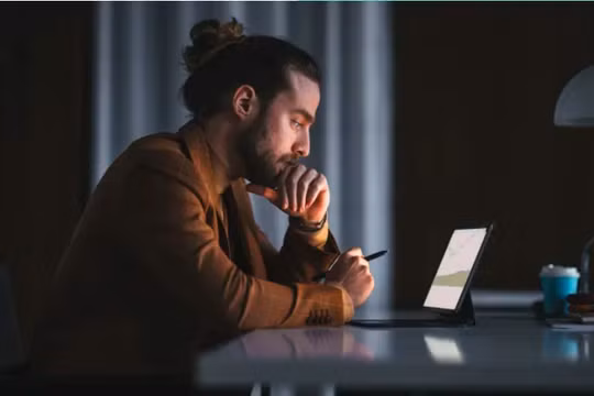 Làm thế nào để giải quyết tình trạng fake news xuất hiện tràn lan? (Ảnh: CNBC)