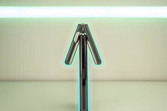 Các hãng smartphone "khốn khổ" vì Samsung Galaxy Z Flip 3