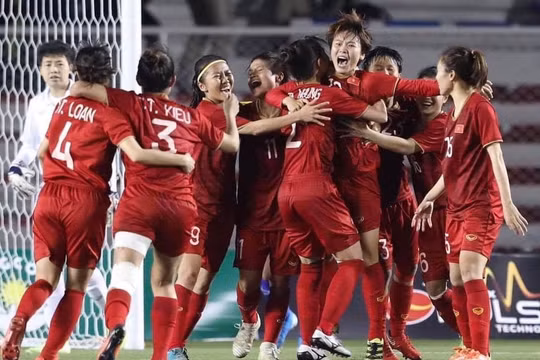 Tuyển bóng đá nữ Việt Nam mừng HCV SEA Games 30 (Ảnh: Internet)