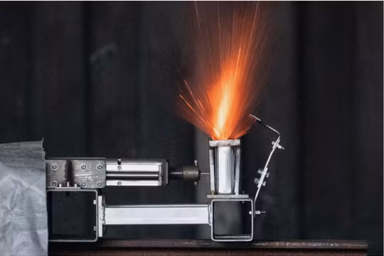 Pin lithium-ion bị vứt bỏ bừa bãi gây ra những hiểm họa khôn lường (Ảnh: Ars Technica)