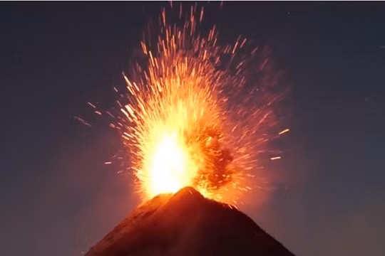 Điều gì sẽ xảy ra nếu ta ném rác thải vào núi lửa (Ảnh: What If)