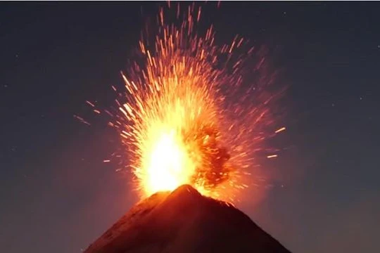 Điều gì sẽ xảy ra nếu ta ném rác thải vào núi lửa (Ảnh: What If)