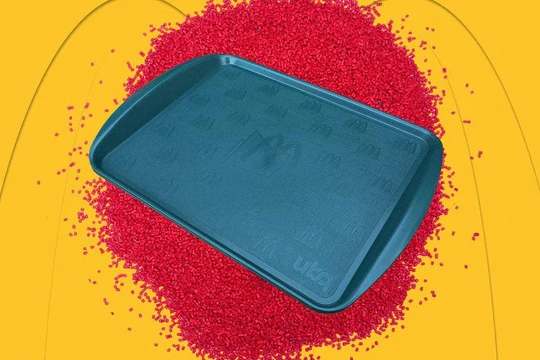 Khay đồ ăn được làm từ thức ăn thừa (Ảnh: Fast Company)