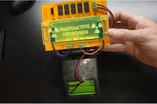 Youtuber chế tạo máy chơi game cầm tay chạy bằng năng lượng hạt nhân (Ảnh: Vice)