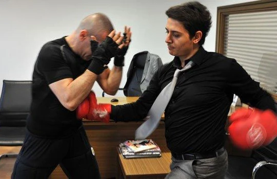 Người đàn ông cho phép người lạ đấm mình để nhận được tiền (Ảnh: OC)