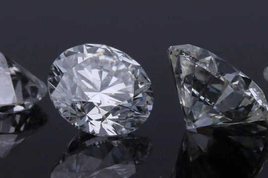 Những viên kim cương lục giác được tạo ra trong môi trường phòng thí nghiệm (Ảnh: Slash Gear)