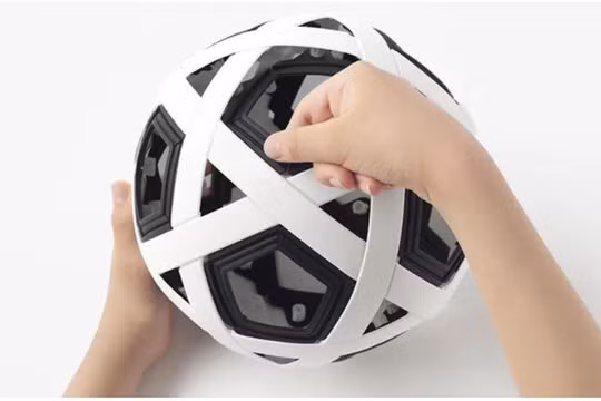 Quả bóng này không thể bị xịt trong quá trình sử dụng (Ảnh: Gizmodo)