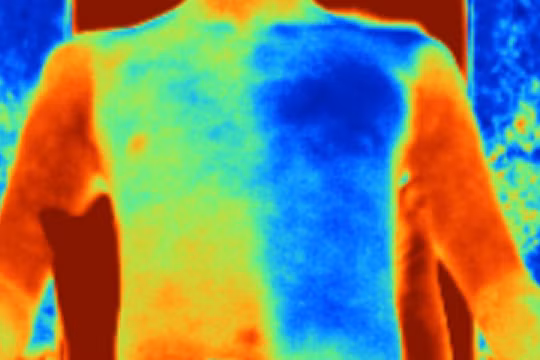 "Vải gương" giúp da người mặc mát hơn tới 5 độ C (Ảnh: Science Mag)