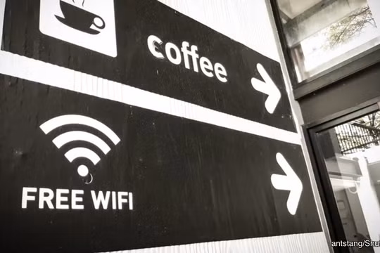 Hãy dừng ngay những việc làm này khi bạn đang kết nối với Wi-Fi công cộng (Ảnh: Slash Gear)