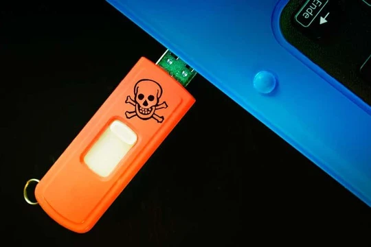 Hacker ngụy trang USB chứa mã độc, nhiều công ty Mỹ sập bẫy (Ảnh: Gizmodo)