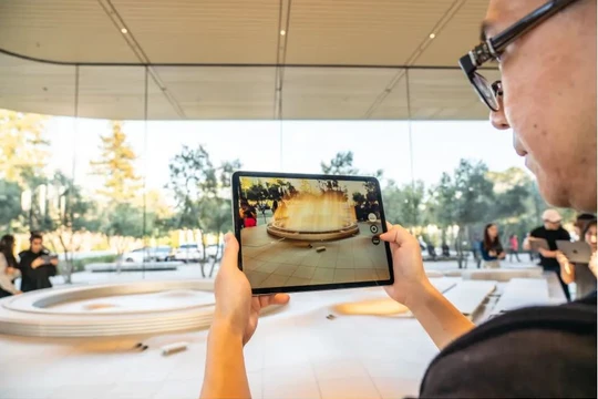 Apple sẽ cho phép mọi người tự tạo ứng dụng cho tai headset thực tế hỗn hợp của mình bằng Siri (Ảnh: Engadget)