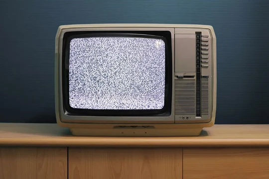 Tại sao TV ngày nay không còn xuất hiện tình trạng nhiễu hạt trắng nữa? (Ảnh: How To Geek)