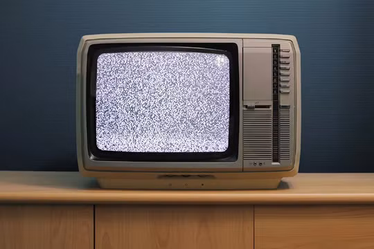 Tại sao TV ngày nay không còn xuất hiện tình trạng nhiễu hạt trắng nữa? (Ảnh: How To Geek)