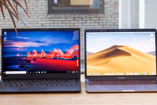 ThinkPad X1 Carbon Gen 8 vs Macbook Pro 13 2020 (Ảnh: Laptop Mag)
