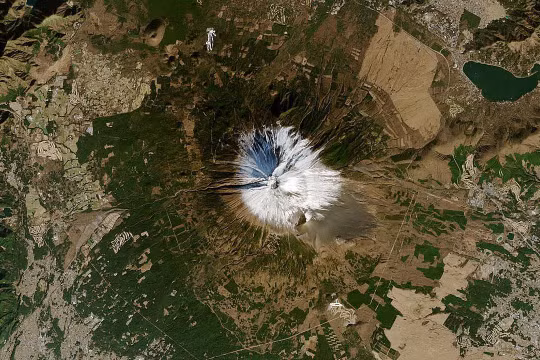 Ảnh vệ tinh núi Phú Sĩ vào ngày 1/1/2021 (Ảnh: Gizmodo)