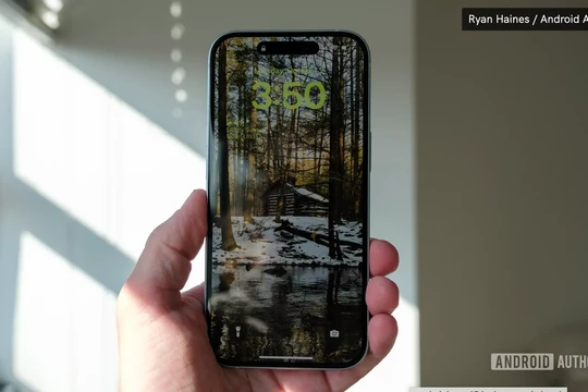 Nhiều khả năng dòng iPhone 17 bản base sẽ được nâng cấp lên màn hình 120Hz (Ảnh: Android Authority)