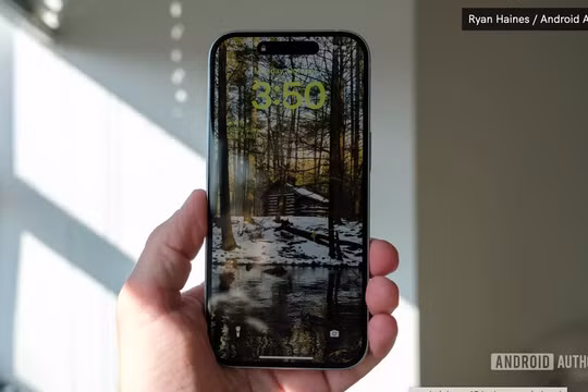 Nhiều khả năng dòng iPhone 17 bản base sẽ được nâng cấp lên màn hình 120Hz (Ảnh: Android Authority)